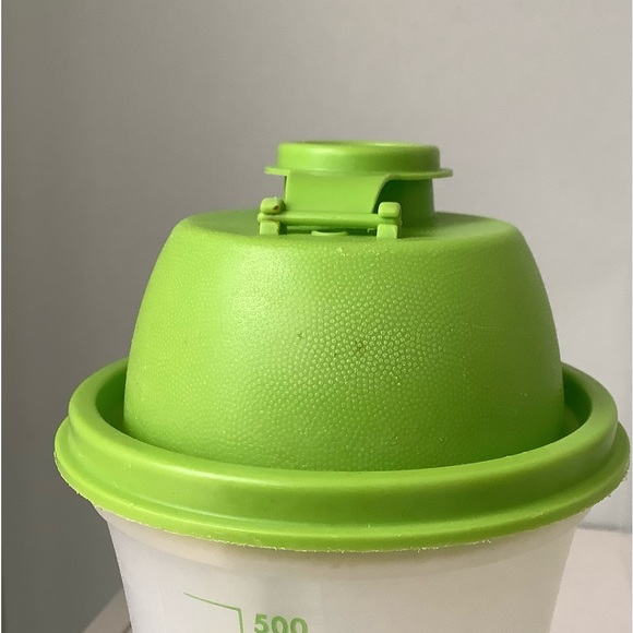 EUC Tupperware Quick Shaker 2 cup - Picture 3 of 9